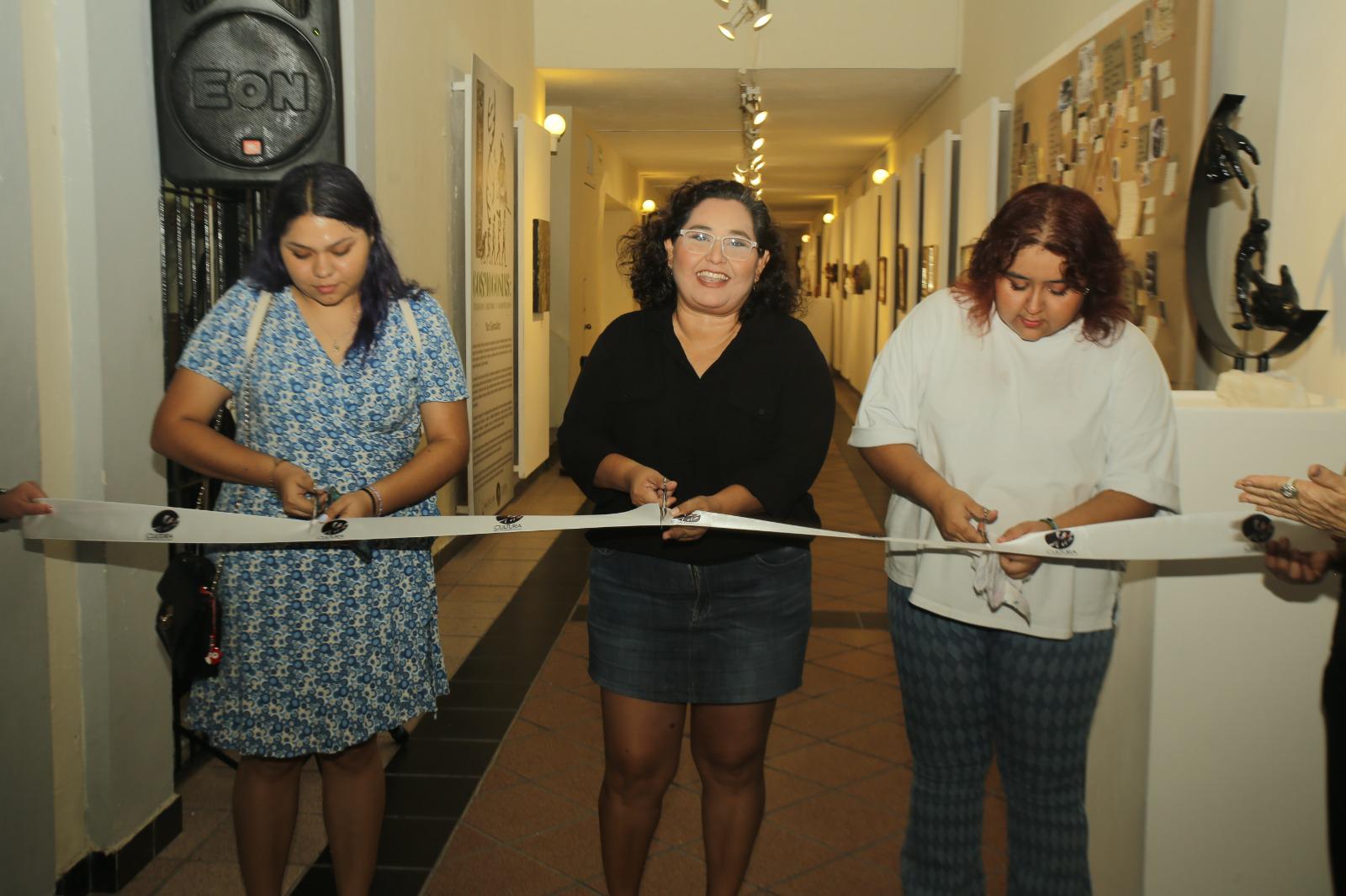 $!Melissa y Maya, hija de Yaz González, acompañaron a la artista en el tradicional corte del listón de la exposición.