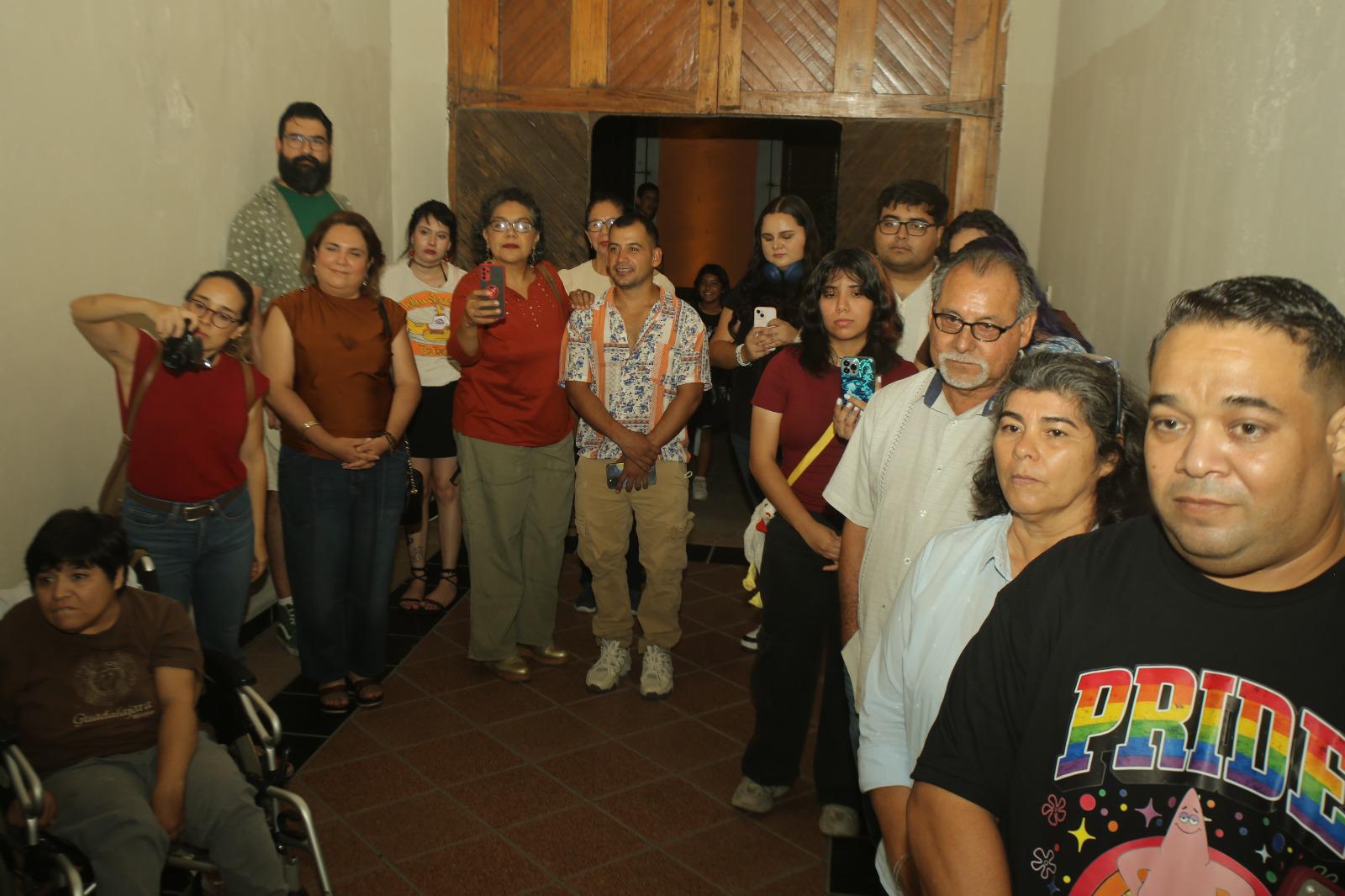$!Familiares y amigos acompañaron a la artista en la inauguración.