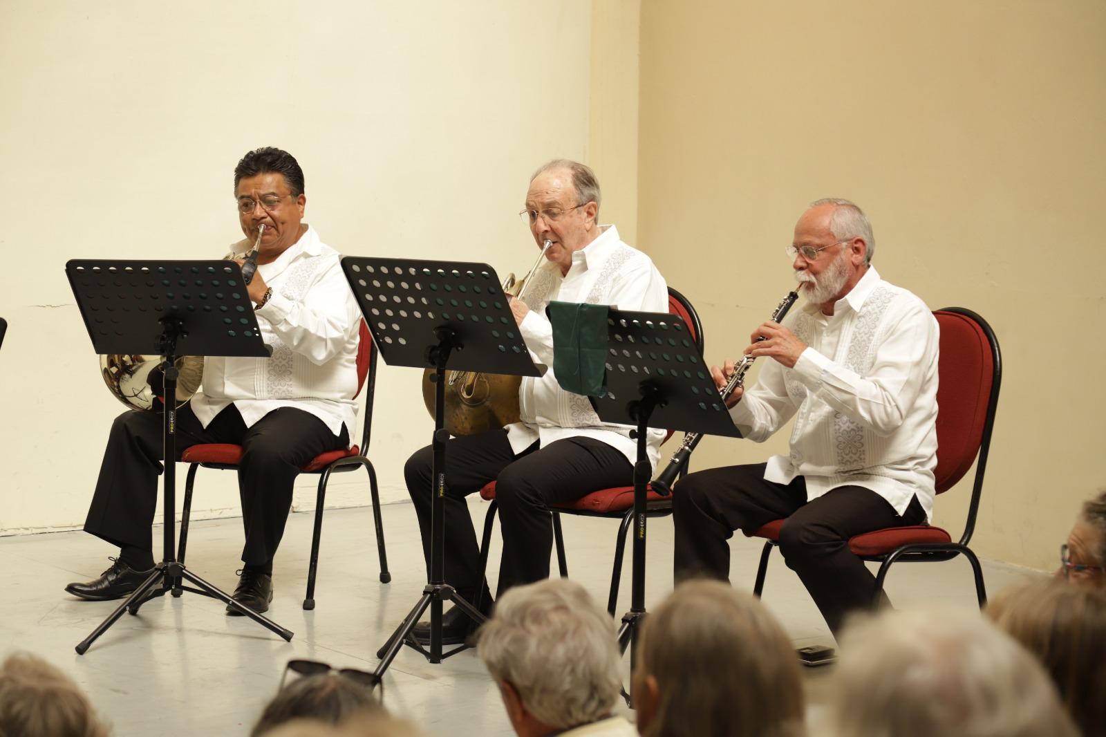 $!Gordon Campbell acompañó con su corno a la agrupación.