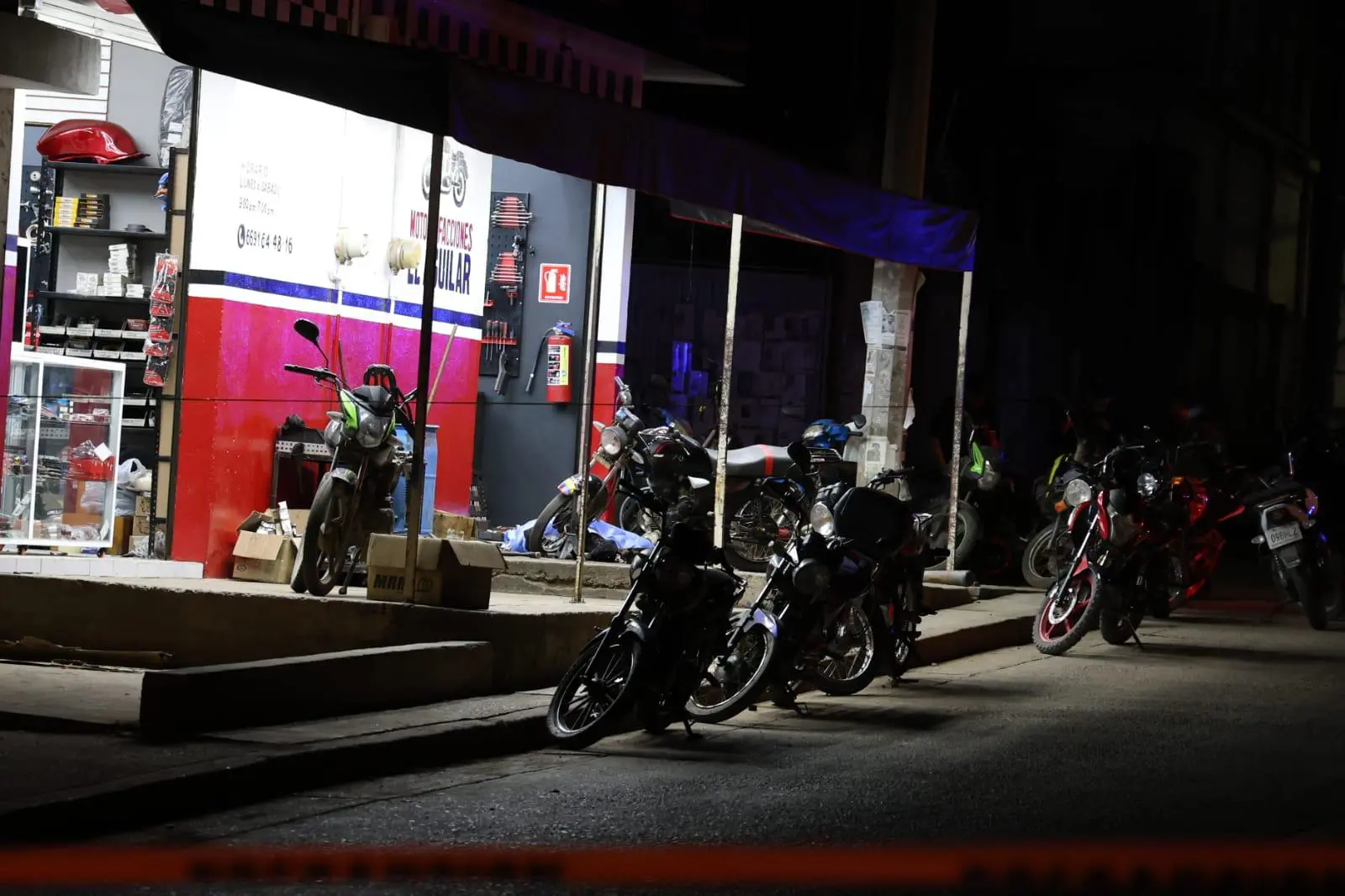 $!Matan a dos personas en Lomas del Ébano y hieren a otro en la avenida Múnich, frente al panteón Renacimiento, en Mazatlán