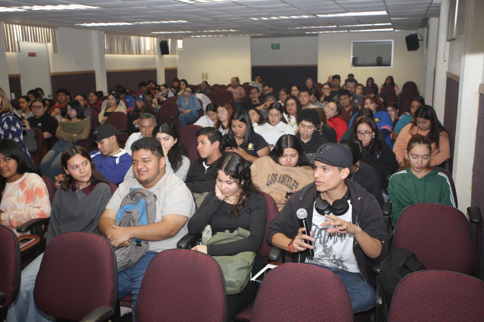 $!Alumnos de la UAS estuvieron presentes en la presentación del libro.