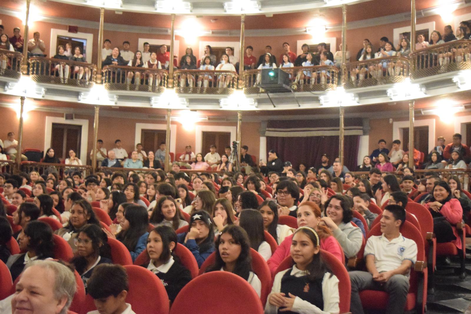 $!Los jóvenes pudieron apreciar artes escénicas.