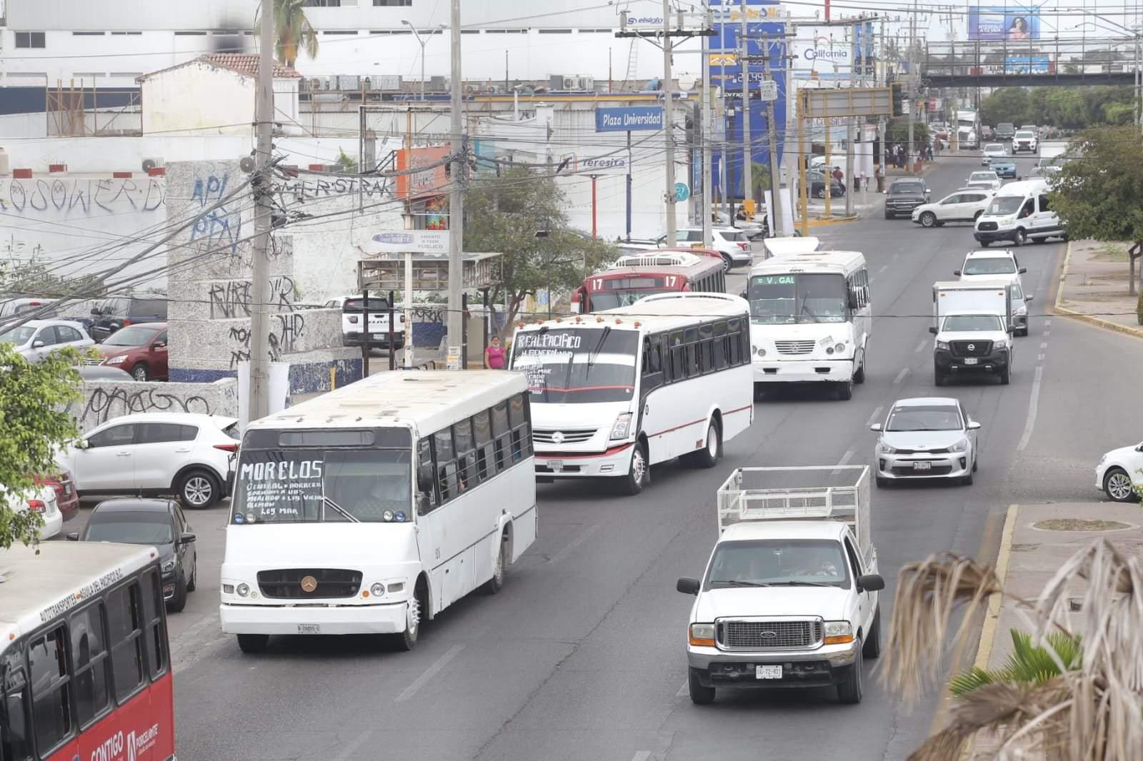 $!Camioneros denuncian ‘obstáculos’ en carril preferencial en Mazatlán