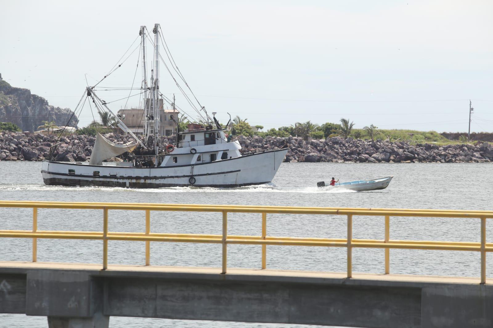 $!Salen barcos camaroneros de Mazatlán a altamar; familiares les desean buenas capturas
