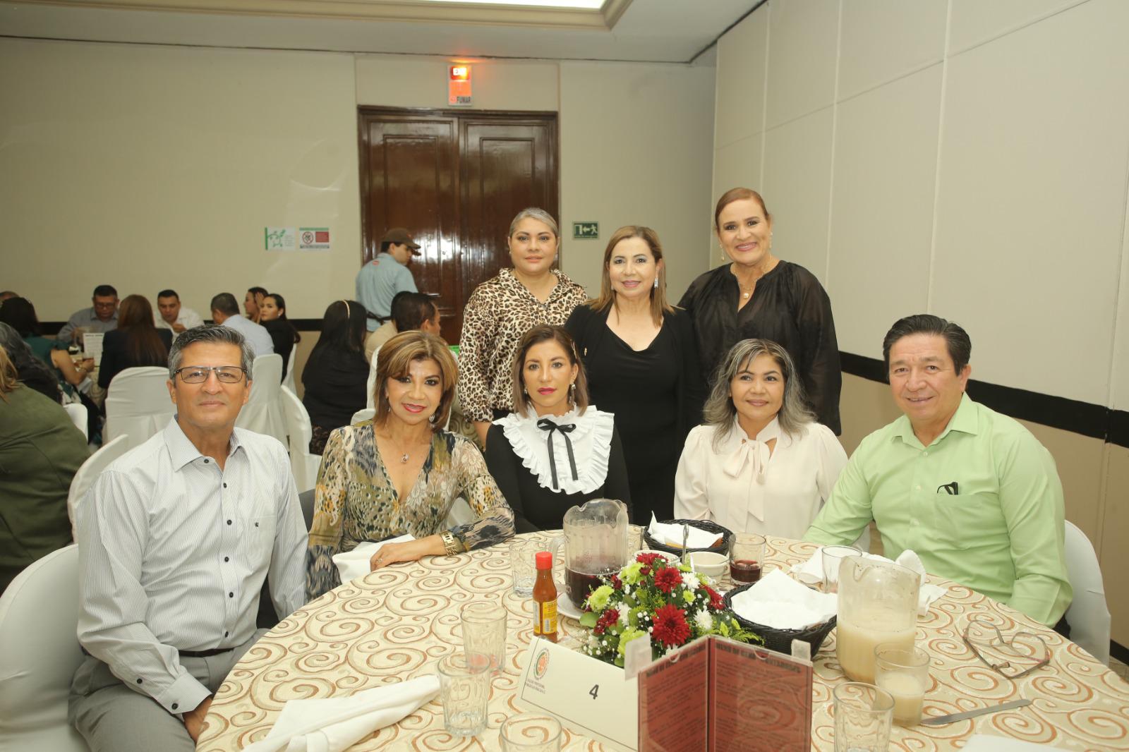 $!Melva Ruvalcaba, María Esthela, Jelly Padilla, César Alfonso Mejía, Laura Acosta, Laura Mejía, Judith Barrón y Óscar Baumgarten.