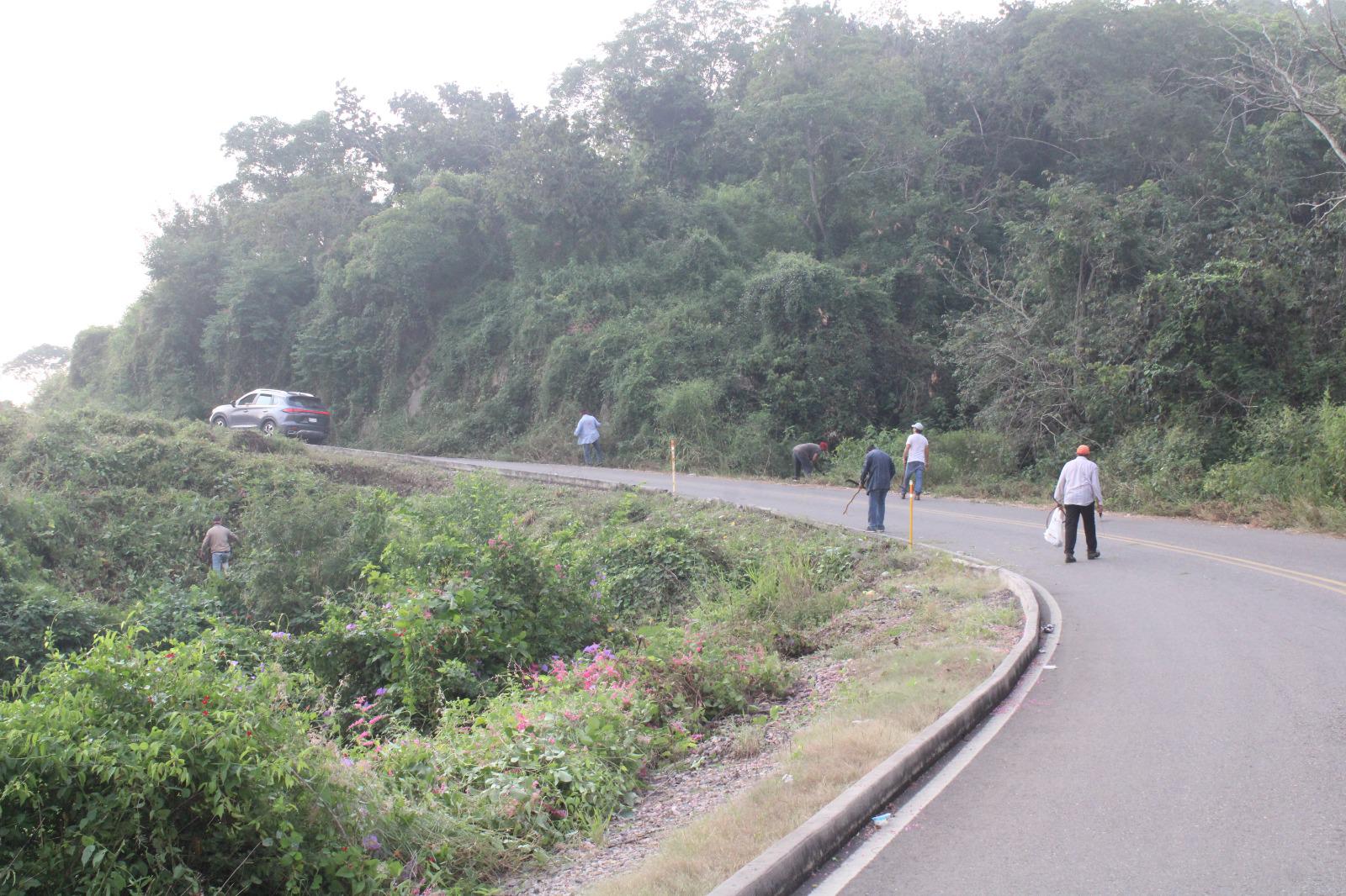 $!Vecinos de Cacalotán limpian carretera estatal desde hace 20 años para evitar accidentes