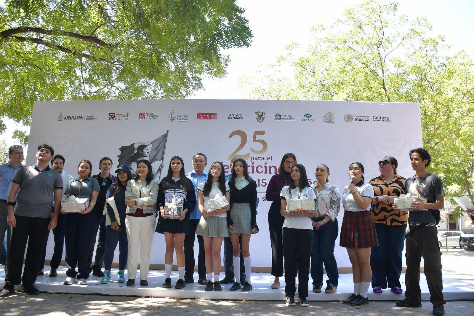 $!Jóvenes de distintas instituciones educativas reciben libros.