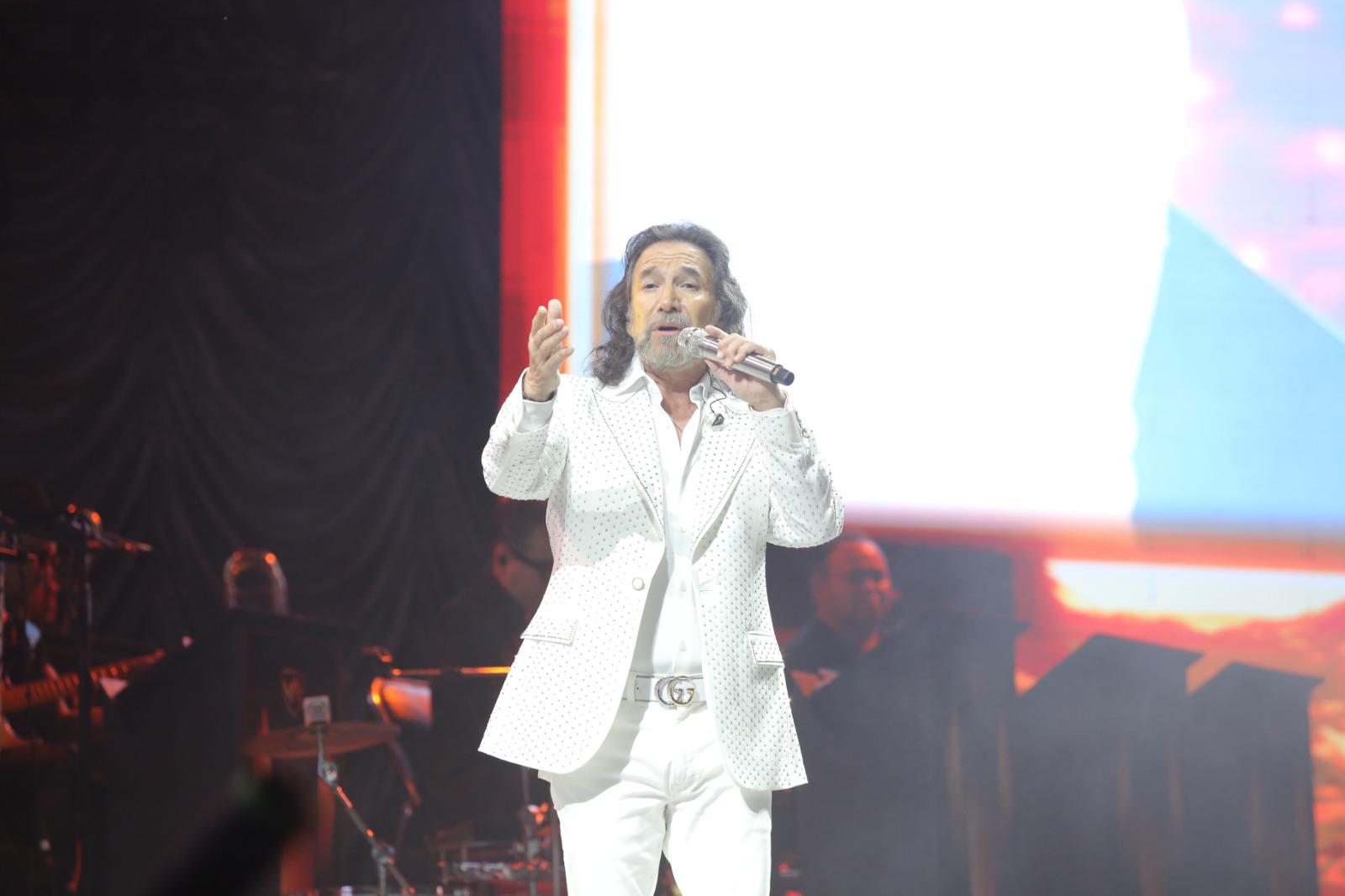 $!El tema “Invéntame” fue uno de las más coreados de la noche.