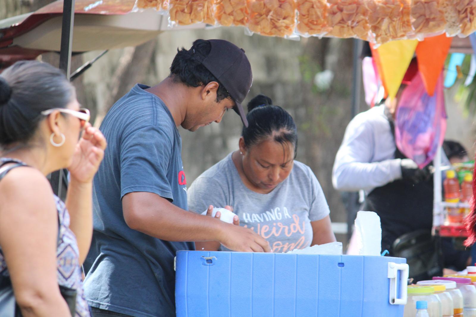 $!Repuntan comerciantes y ventas en desfile por la Revolución Mexicana en Rosario