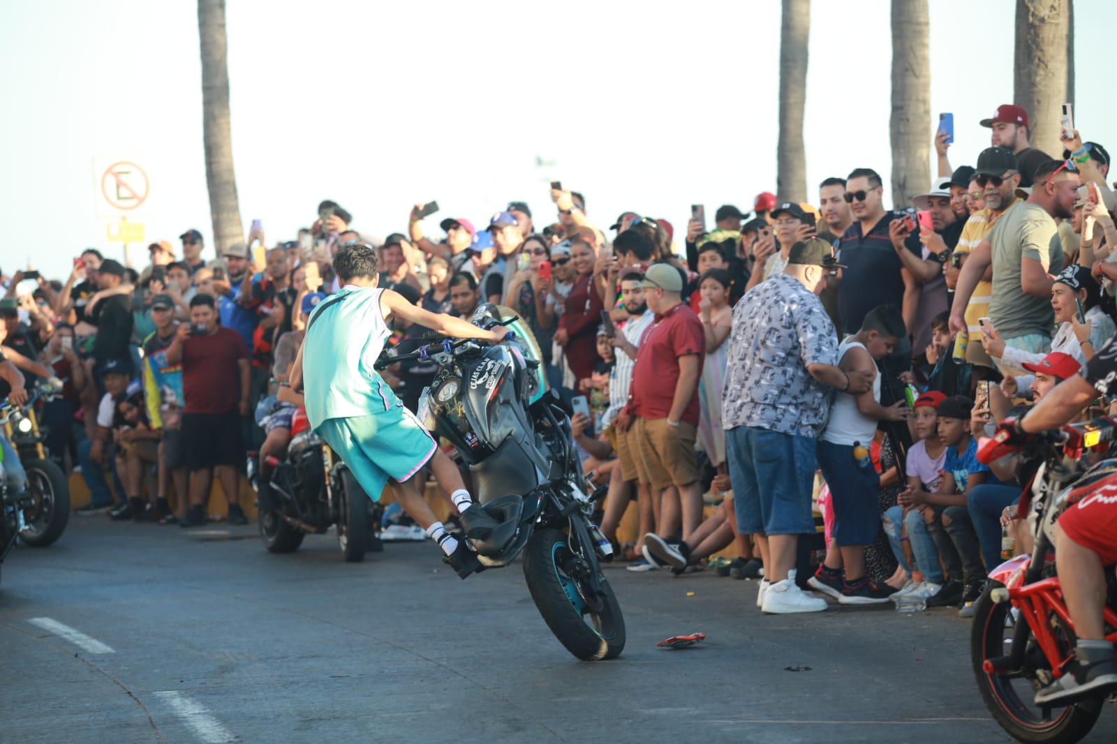 $!Miles de motociclistas convierten el malecón en un Carnaval