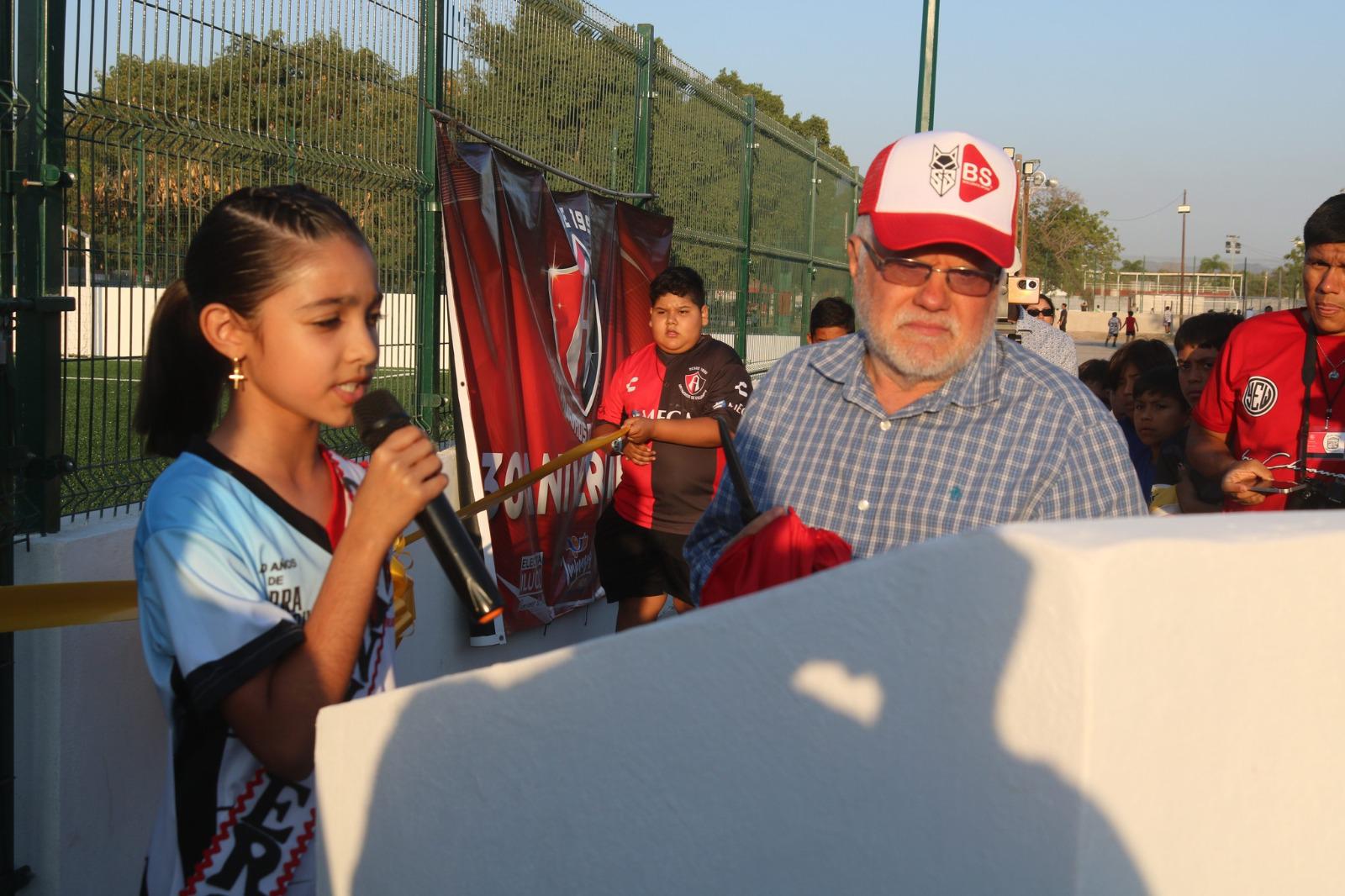 $!Escuinapa inaugura nueva cancha de futbol 7 para la juventud