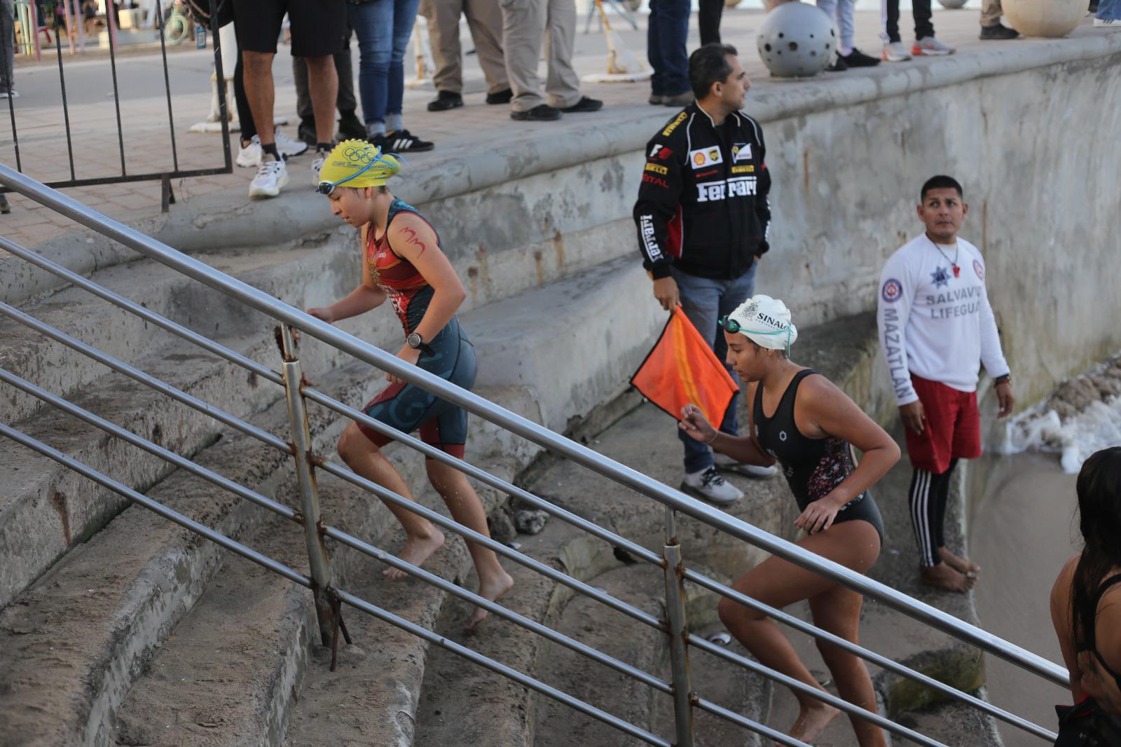 $!‘Perrón’ Zazueta y Daira Mercado protagonizan Selectivo de Acuatlón en Mazatlán