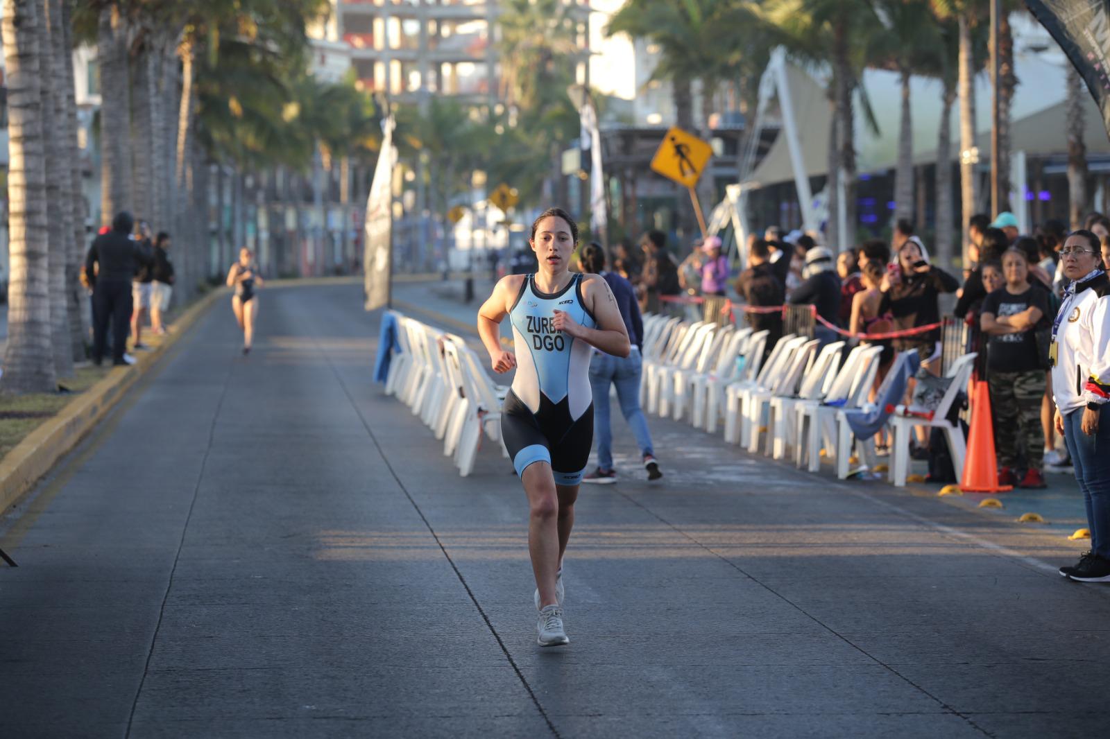 $!Atletas mazatlecos cumplen con etapa zonal de Acuatlón
