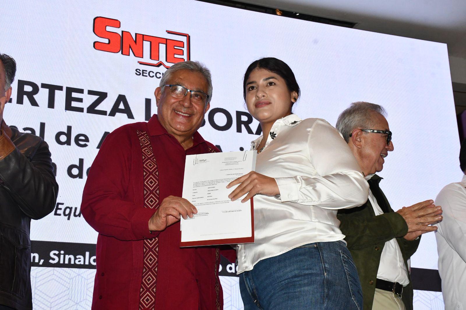 $!Entregan mil 58 bases a personal educativo del SNTE 53 en Sinaloa