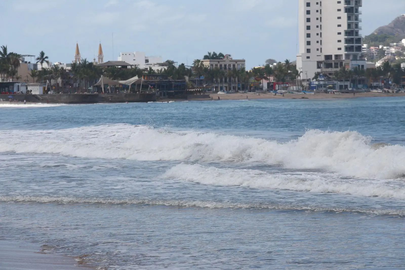 $!Mar de fondo persiste este domingo en Mazatlán; salvavidas extreman precauciones