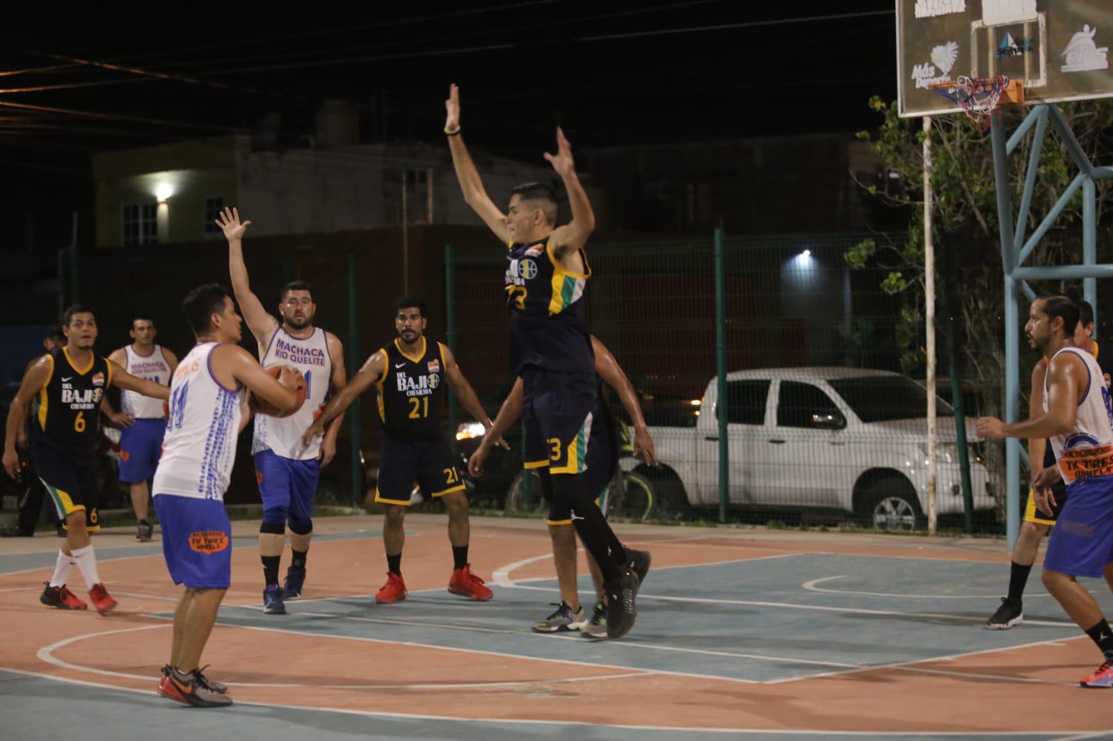 $!Teke Tires-Machaca Río Quelite iguala final de Baloncesto, en cancha Burócrata