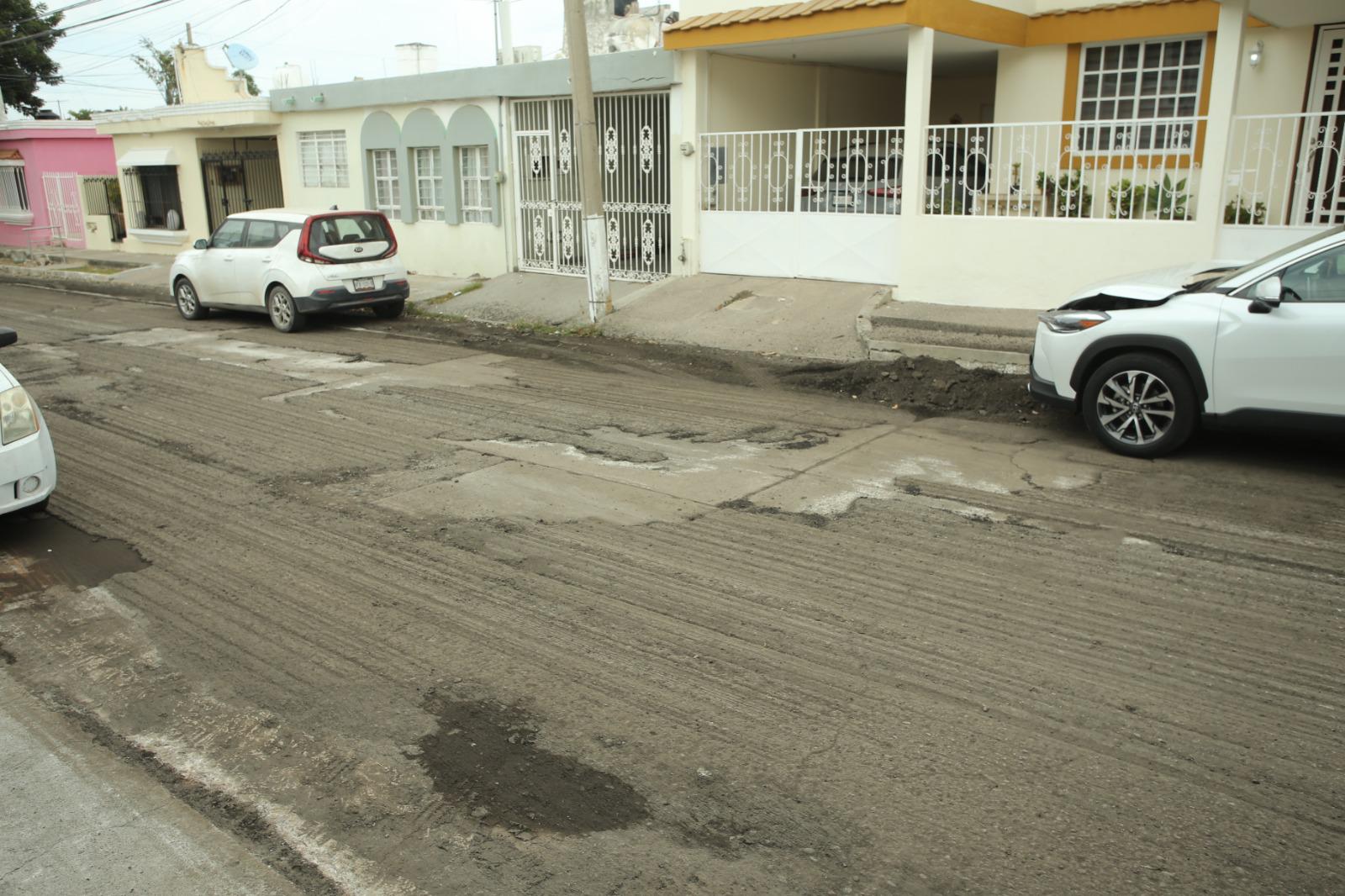 $!Esperan vecinos del fraccionamiento Estadio que Gobierno de Mazatlán cumplan con reparación del drenaje