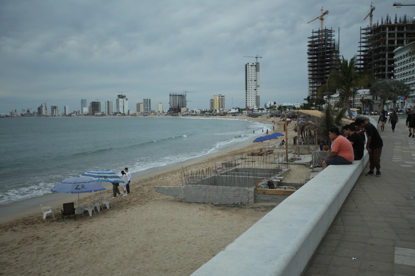 $!Advierte Alcalde que demolerán nuevamente palapa edificada sin permiso en Mazatlán