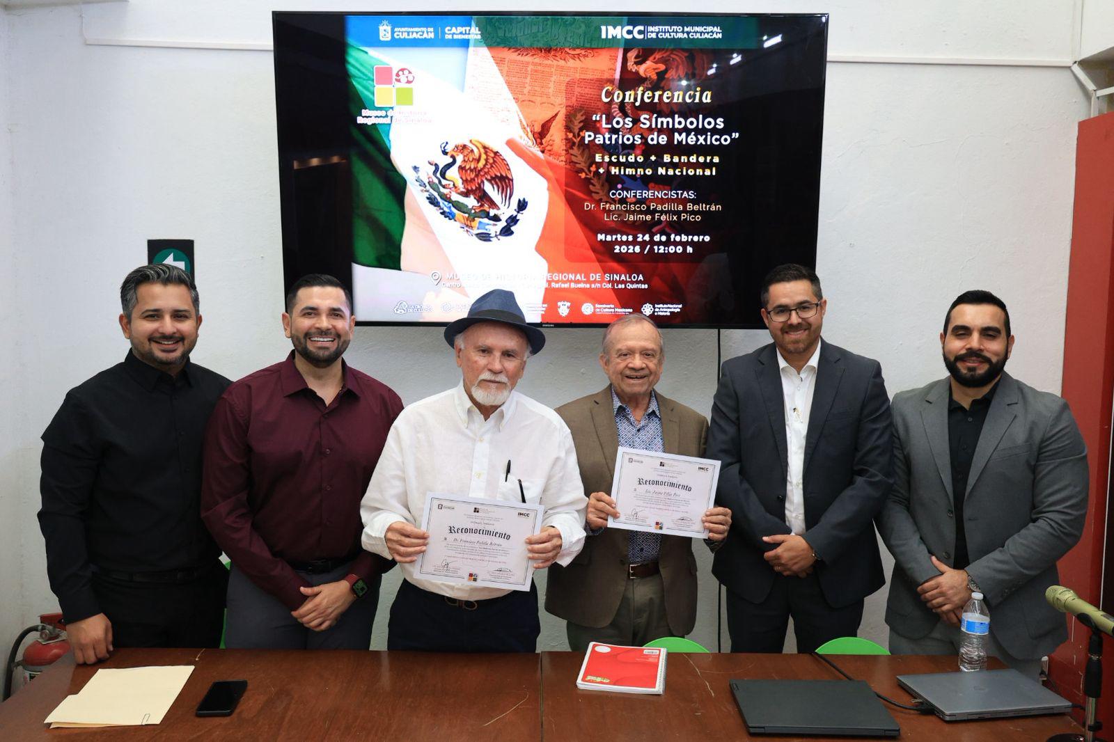 $!Directivos de Cultura Culiacán entregan un reconocimiento a los especialistas del tema.