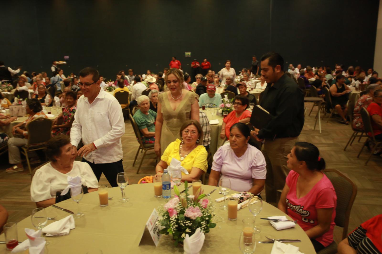 $!En medio de rifa, festejan al Adulto Mayor del DIF Mazatlán