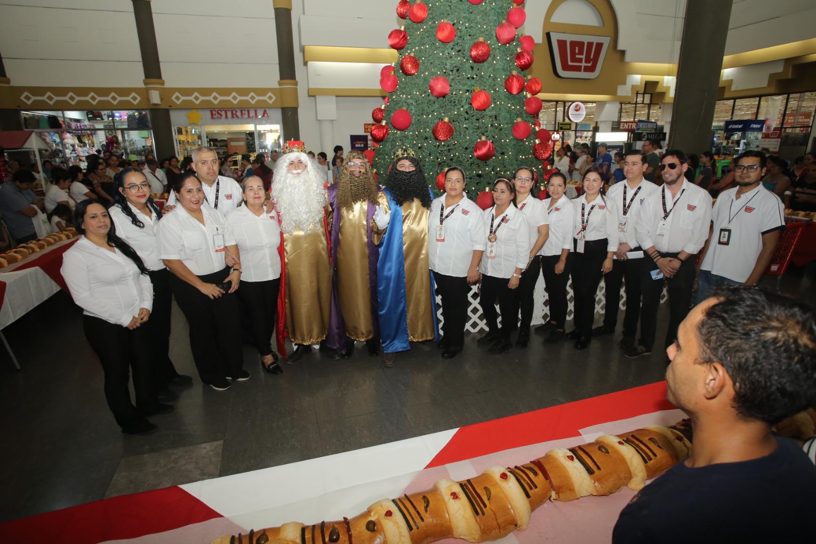 $!Casa Ley del Mar endulzó a sus clientes con mega rosca y chocolate, en el Día de Reyes