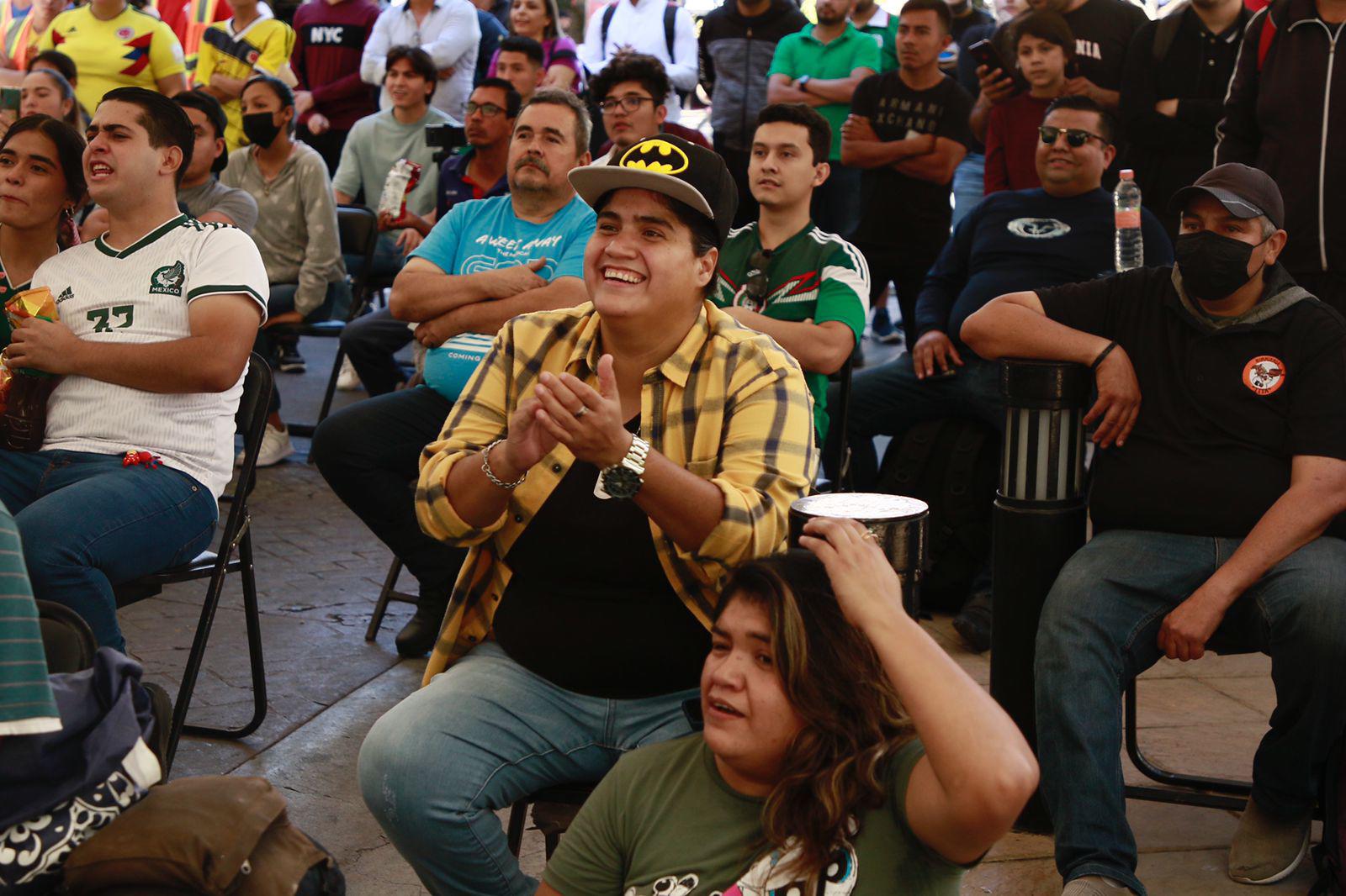 $!Juego de México contra Argentina reúne a los culiacanenses en restaurantes y el Centro