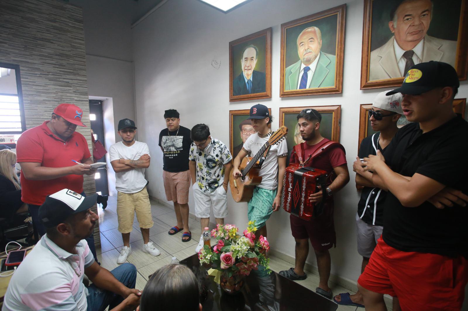 $!En su visita a Noroeste, la agrupación se mostró contenta de promocionar su material en Mazatlán.