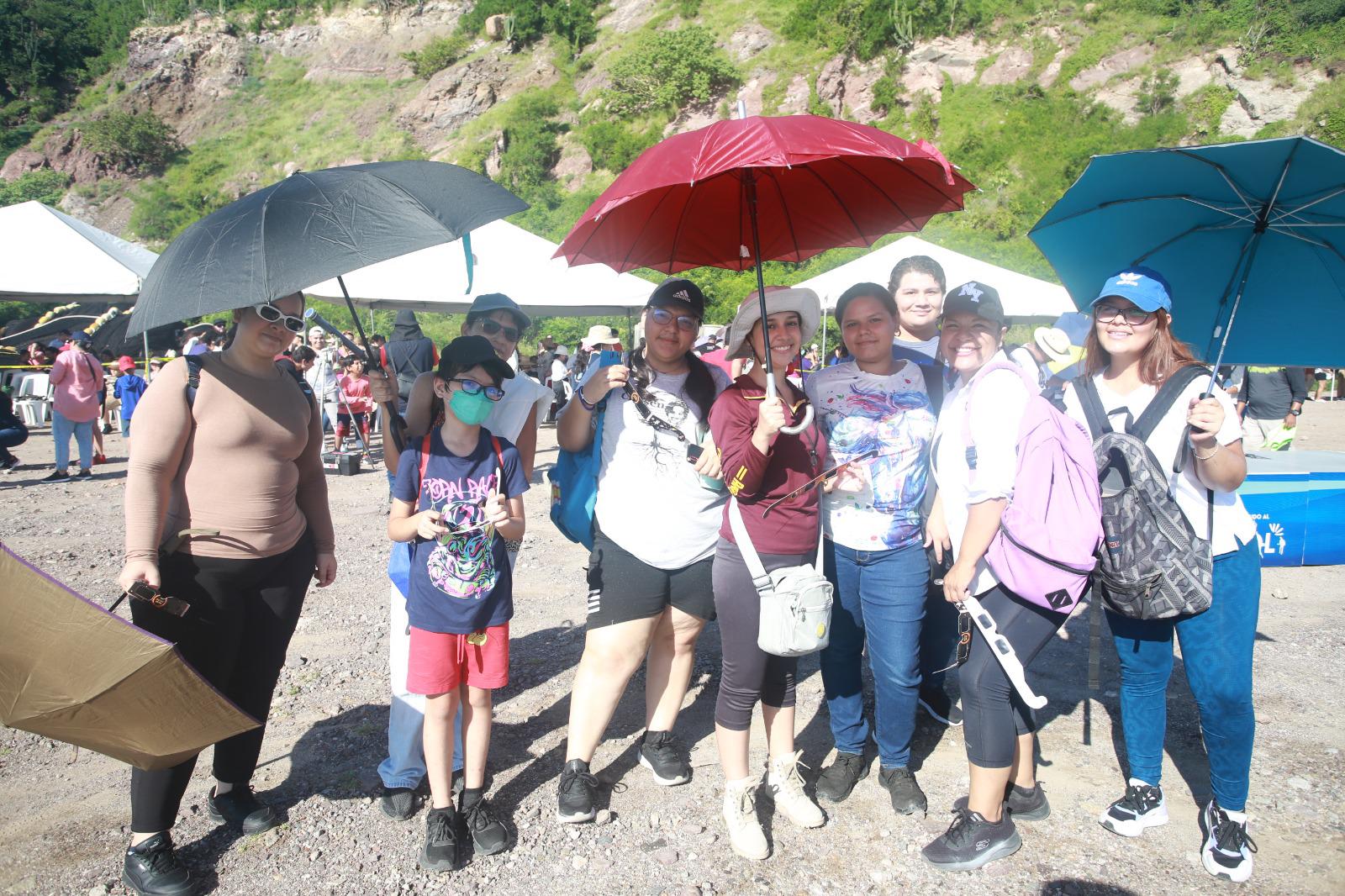 $!Jóvenes del proyecto manejo de residuos solidos de la Upes junto a su profesora Cristiana Castelán, admiraron el eclipse.