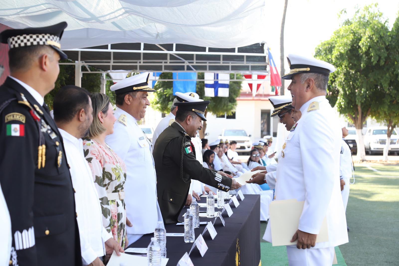 $!Armada de México celebra 200 años de independencia en la mar y entrega ascensos en Mazatlán