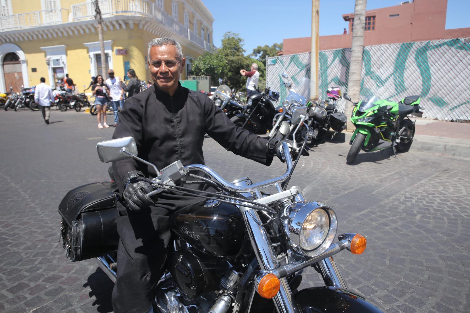 $!El Padre Pedro Ontiveros en su moto.