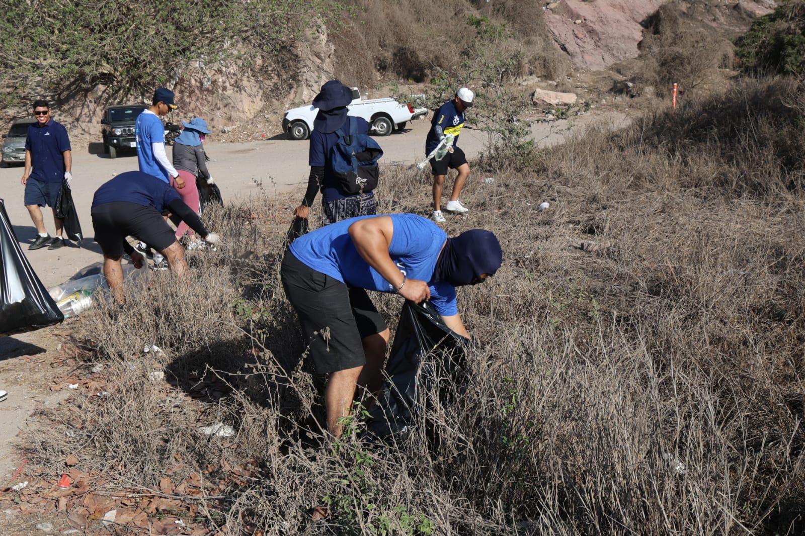 $!Retiran media tonelada de residuos en limpieza a la escollera del Faro, en Mazatlán