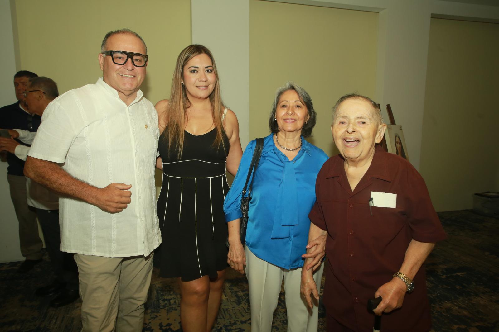 $!Arturo Angulo, Andrea Osuna, María del Carmen Pastrana de Escobar y José María Escobar.