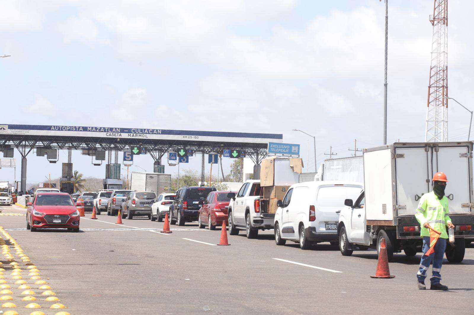 $!Fuerte éxodo vehicular se registra en caseta de peaje de Mármol tras concluir la Semana Santa