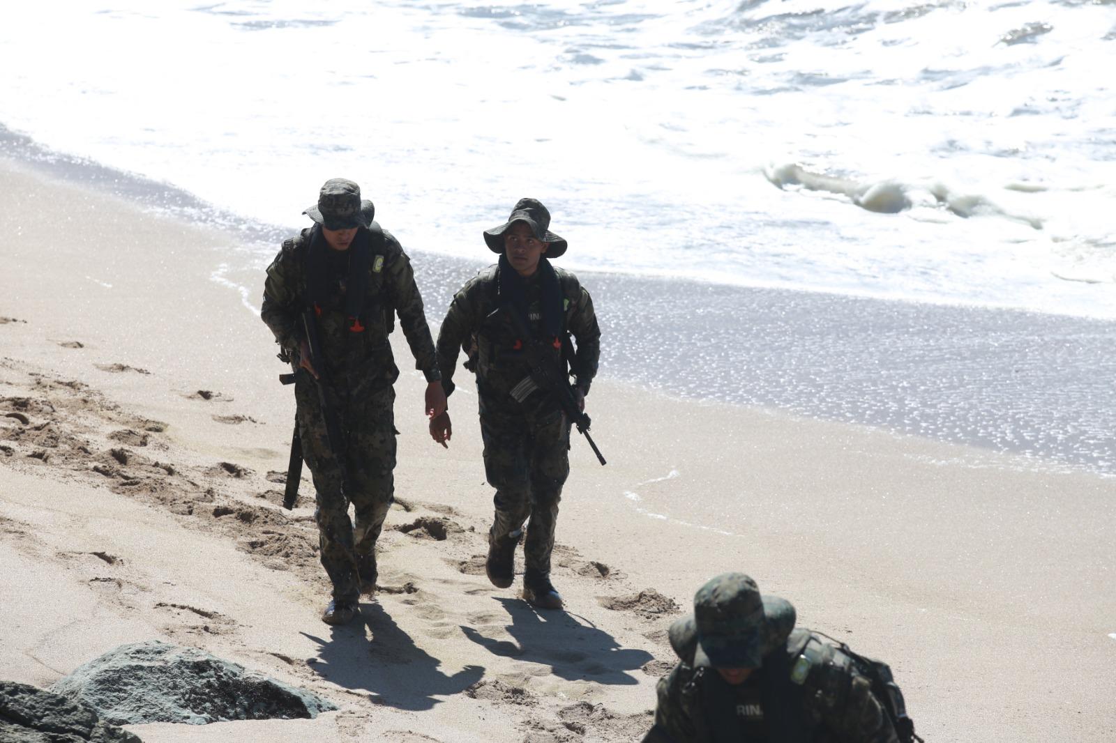 $!Personal de la Marina hace simulacro de rescate frente a playas de Mazatlán