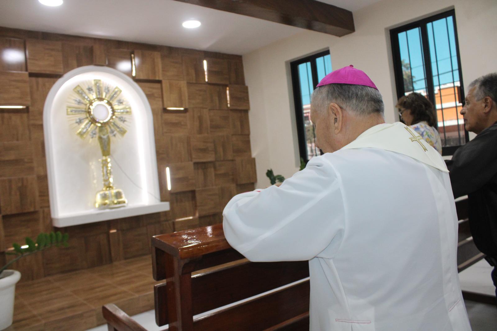 $!Obispo de Mazatlán bendice Capilla de Adoración Perpetua y eleva plegarias por necesidades de fieles de Rosario