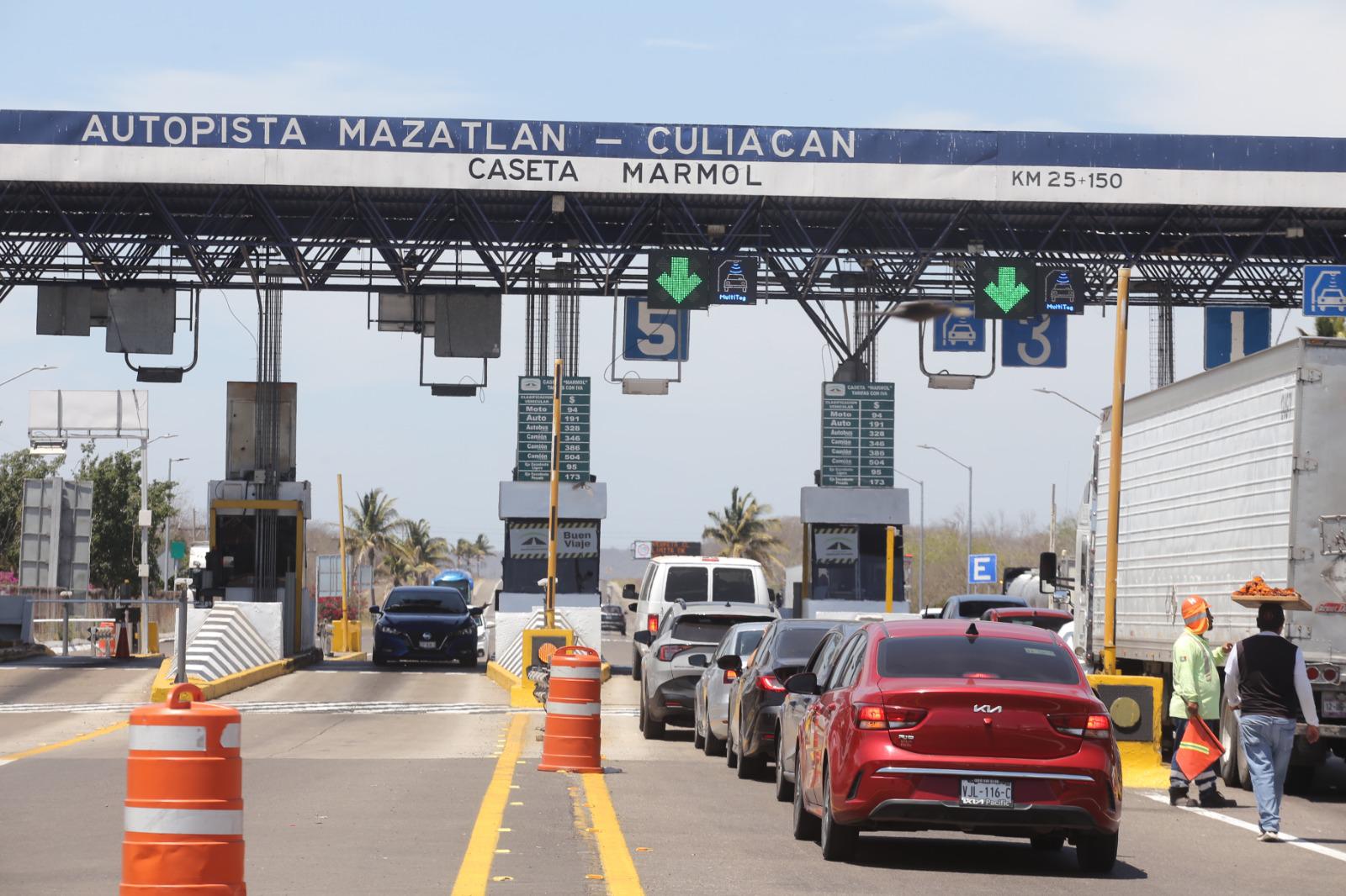 $!Registra Mazatlán alta afluencia vehicular en carreteras durante Sábado de Gloria