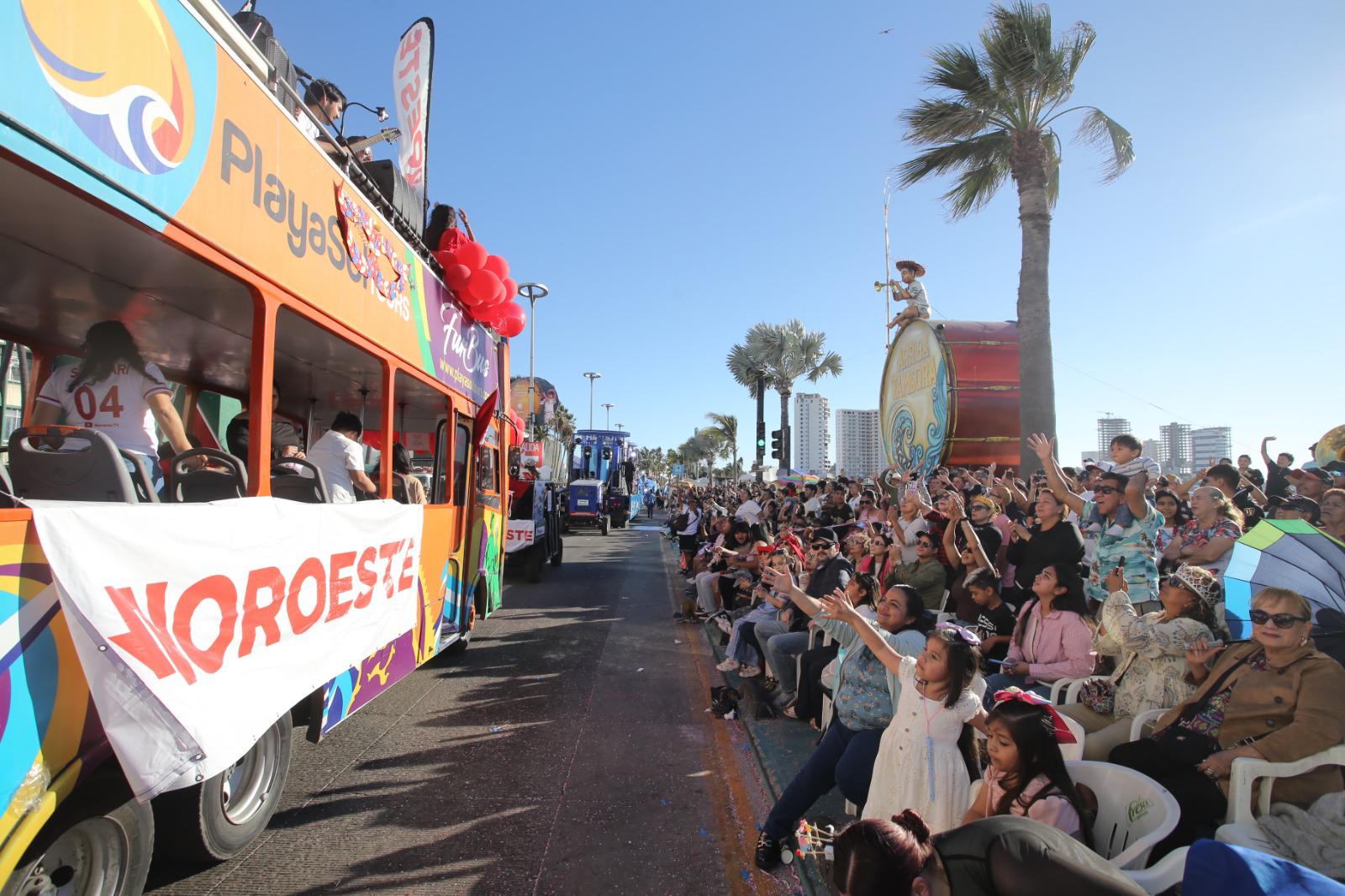 $!Disfrutan miles de personas del segundo desfile del Carnaval Internacional de Mazatlán 2026