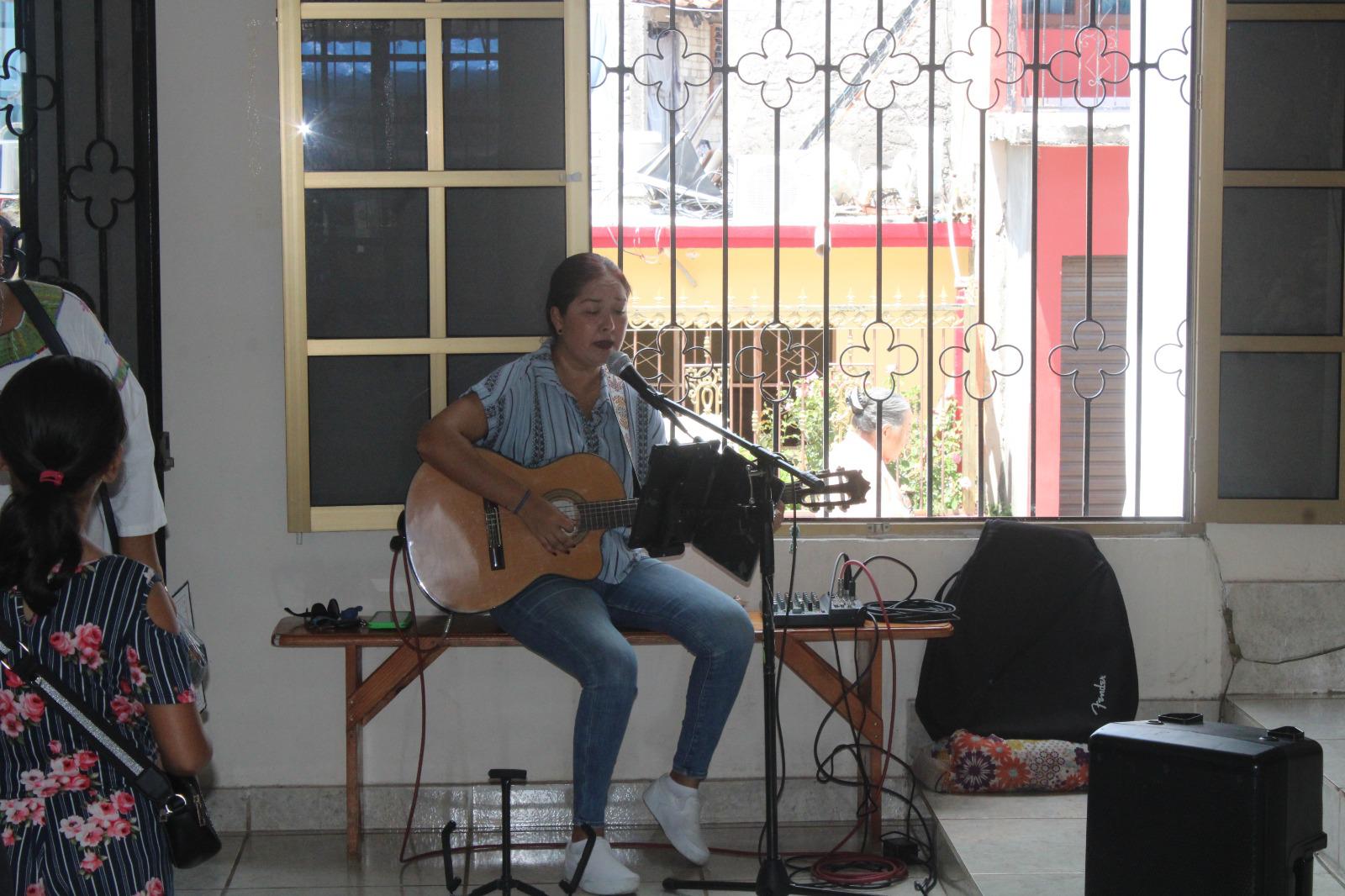$!Martha en su canto y su guitarra ha encontrado un oficio dedicado a Dios y a la Virgen del Rosario