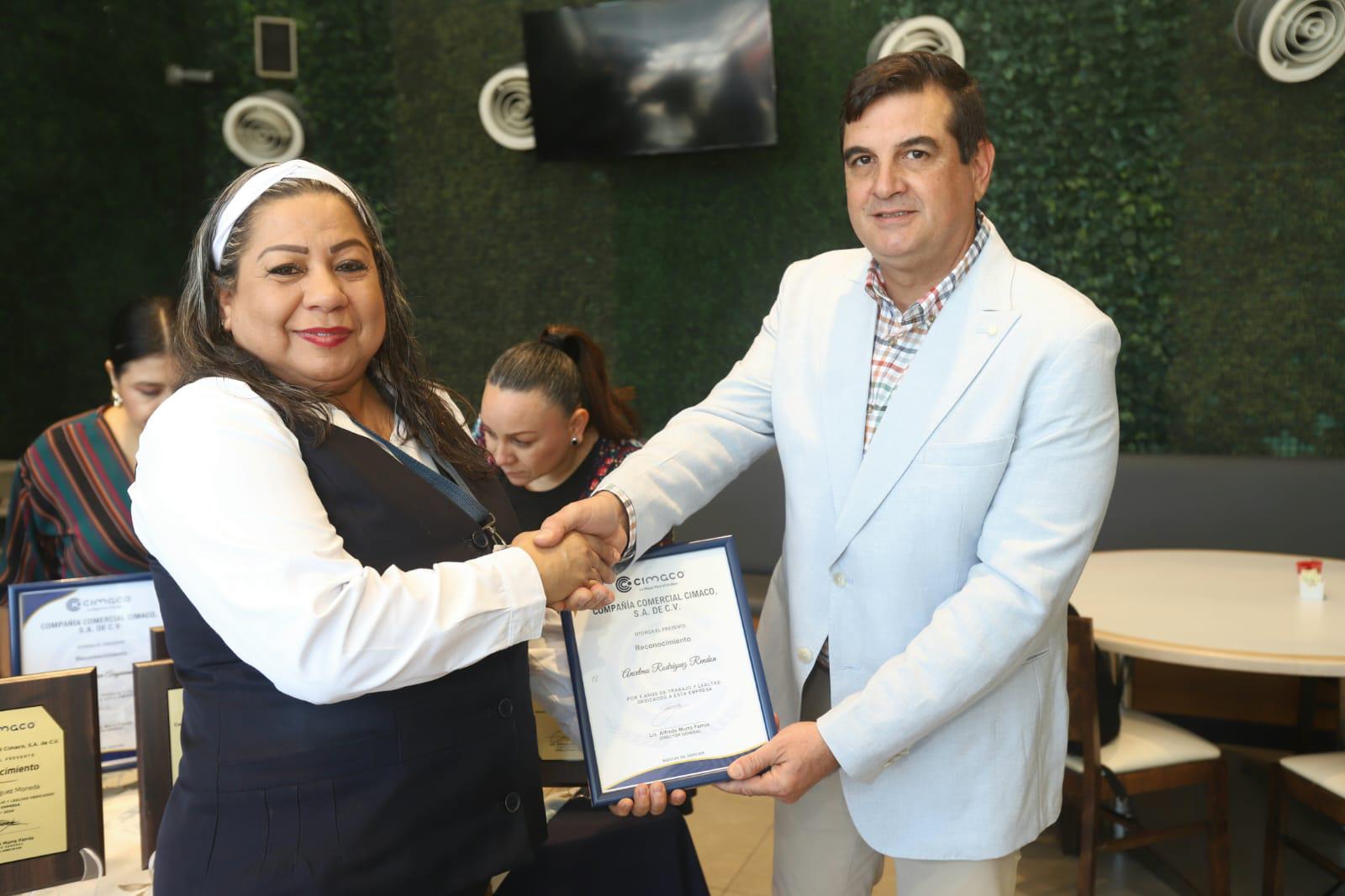 $!Anselma Rodríguez Rendón recibe su reconocimiento.