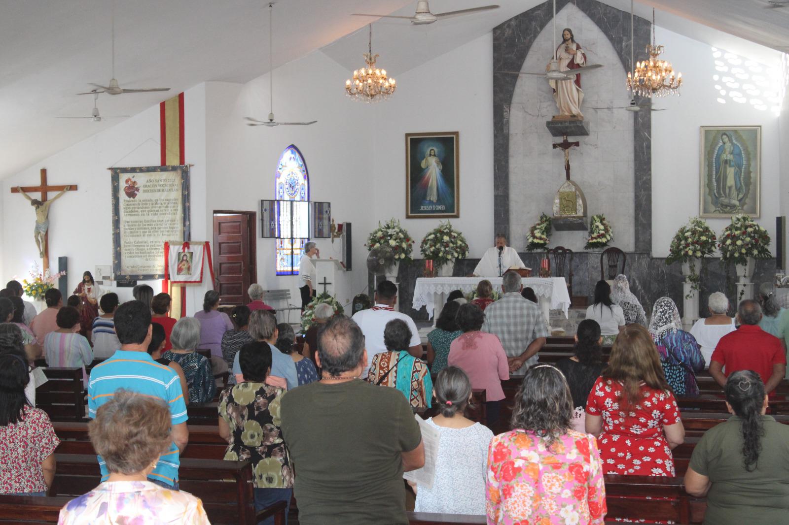 $!Con Mañanitas y misa celebran en Rosario la solemnidad del Sagrado Corazón de Jesús