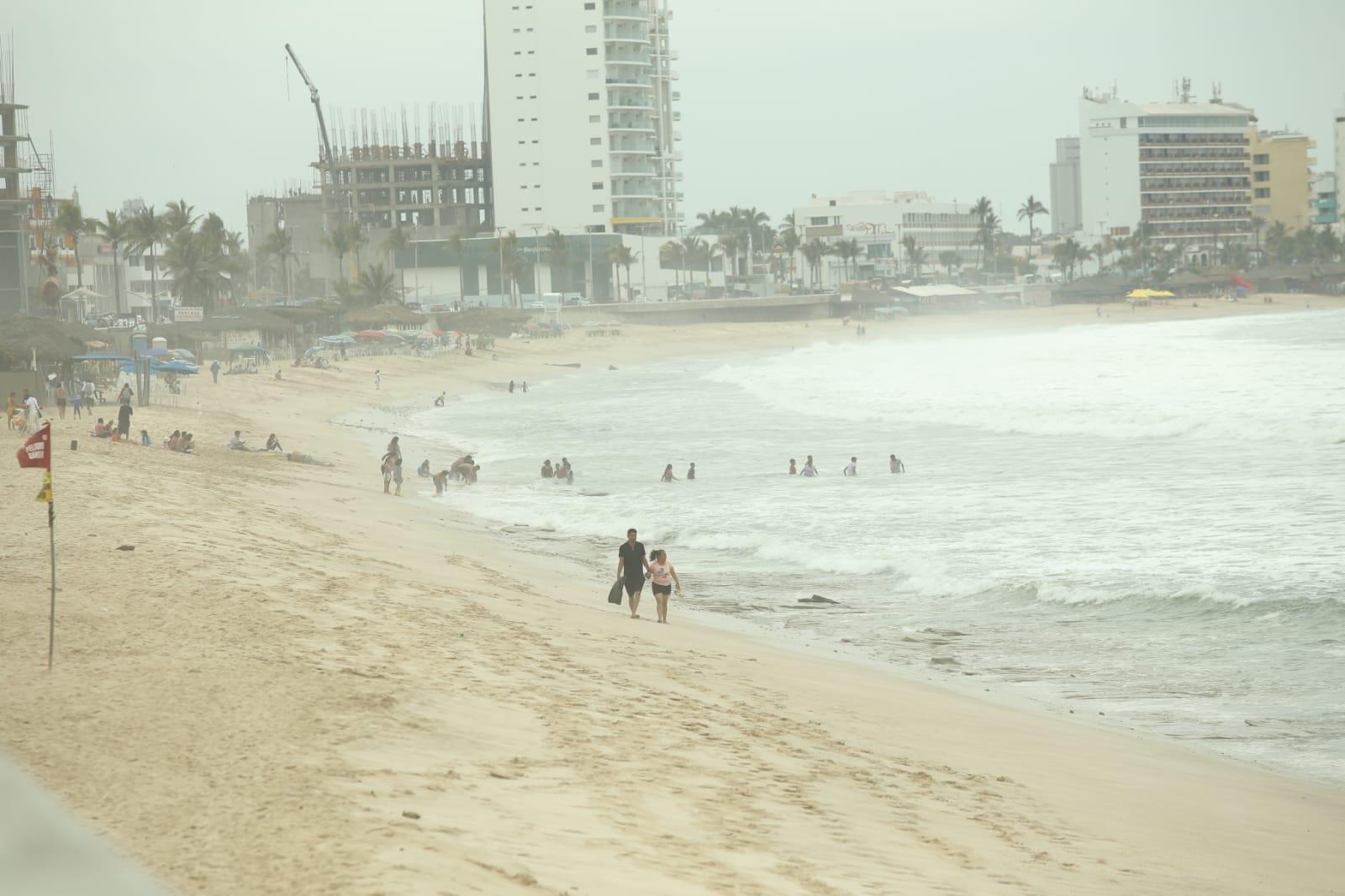 $!Por mar de fondo, cierran el puerto de Mazatlán a la navegación de embarcaciones menores