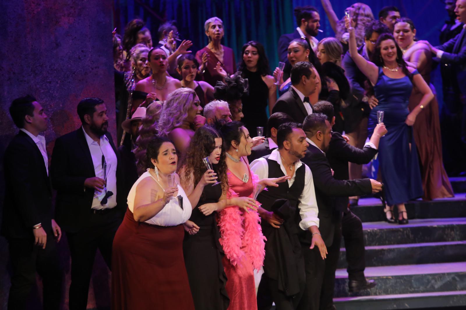 $!A su vez, los solistas, quienes aunado a sus buenas voces, dramatizaron lo ocurrido con la historia del libreto de Francesco Maria Piave.