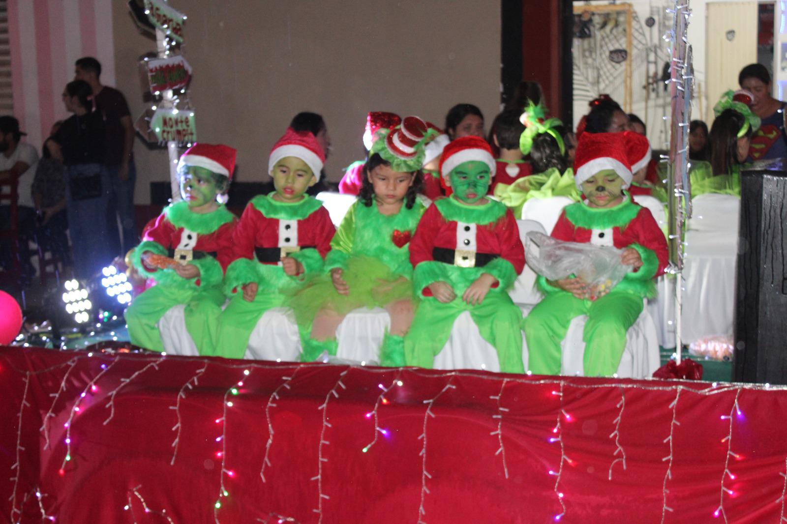 $!Lluvias no frenan desfile de luces y gala navideña en Rosario
