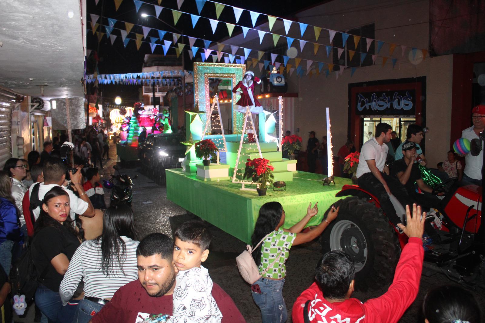 $!Lluvias no frenan desfile de luces y gala navideña en Rosario
