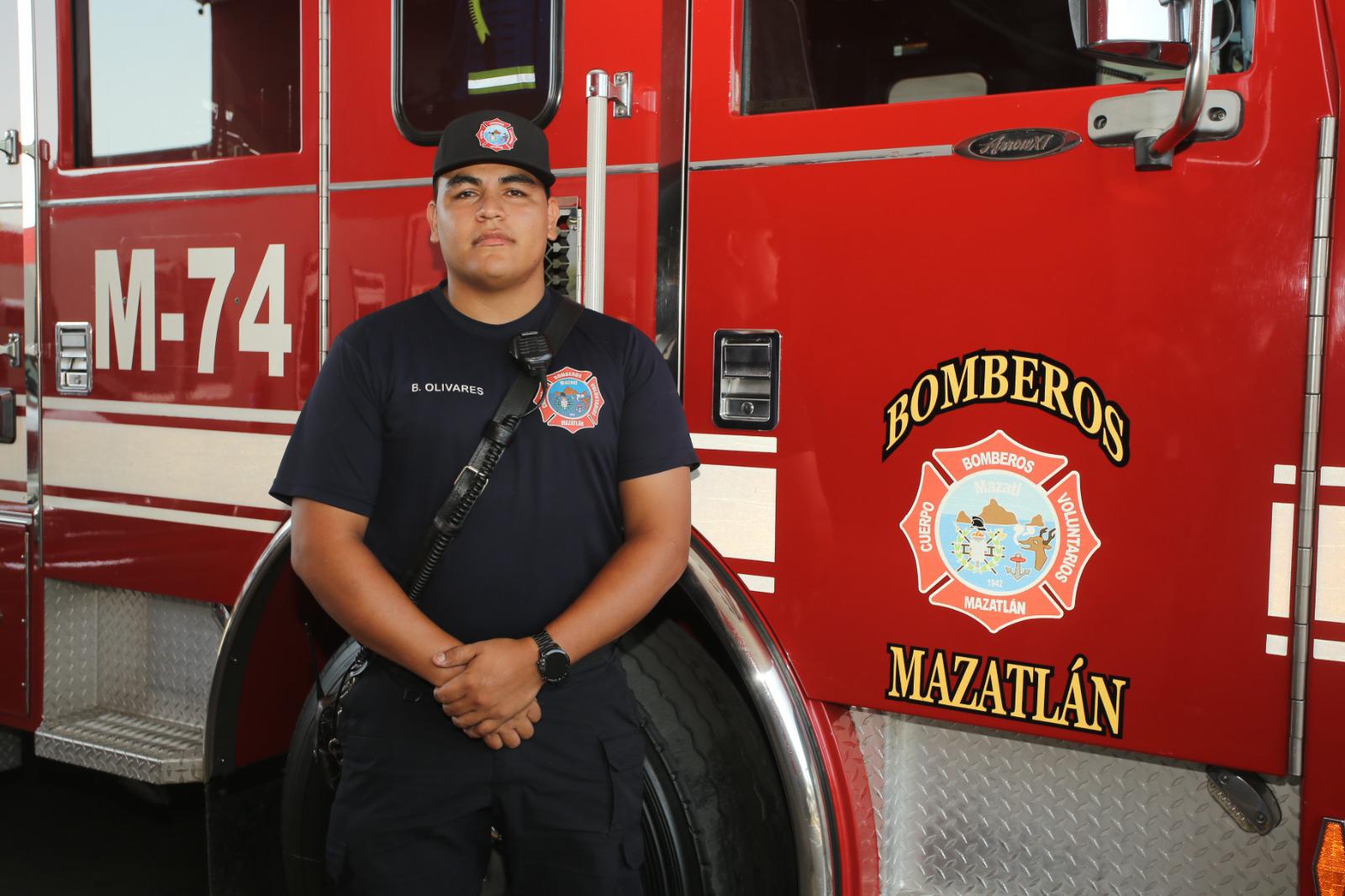 $!Brayan y Jesús, dos bomberos que viven la paternidad entre llamas