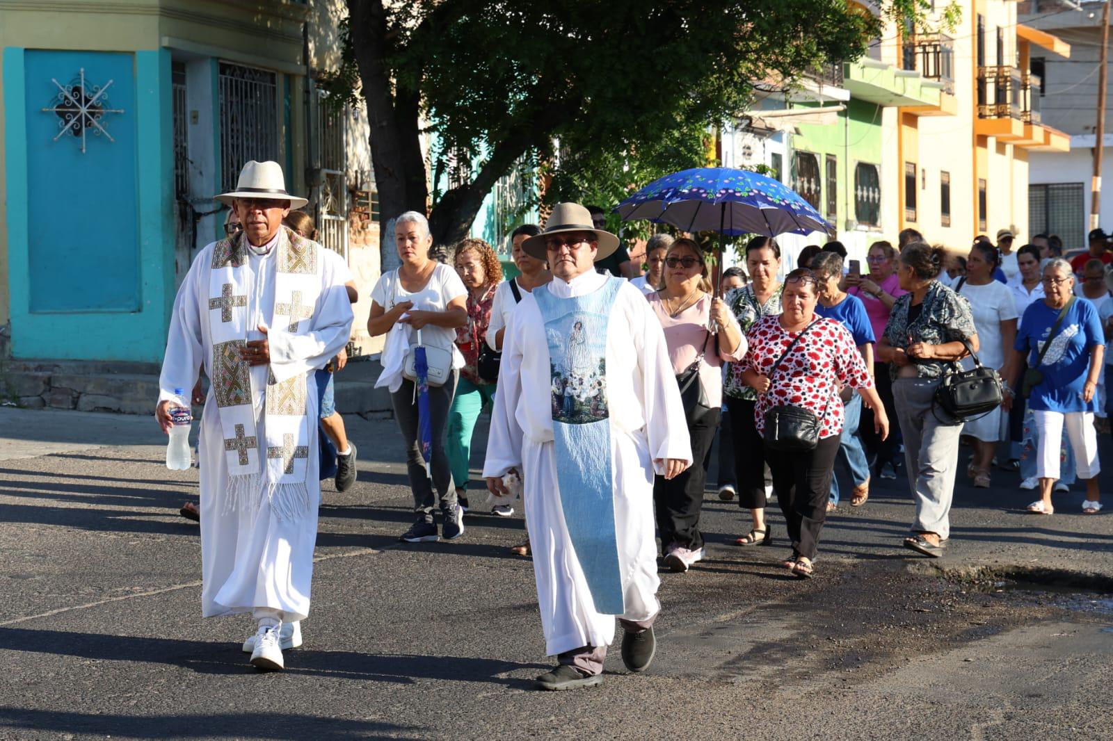 $!Piden por la paz y los desaparecidos en peregrinación de la Virgen de Fátima en Mazatlán