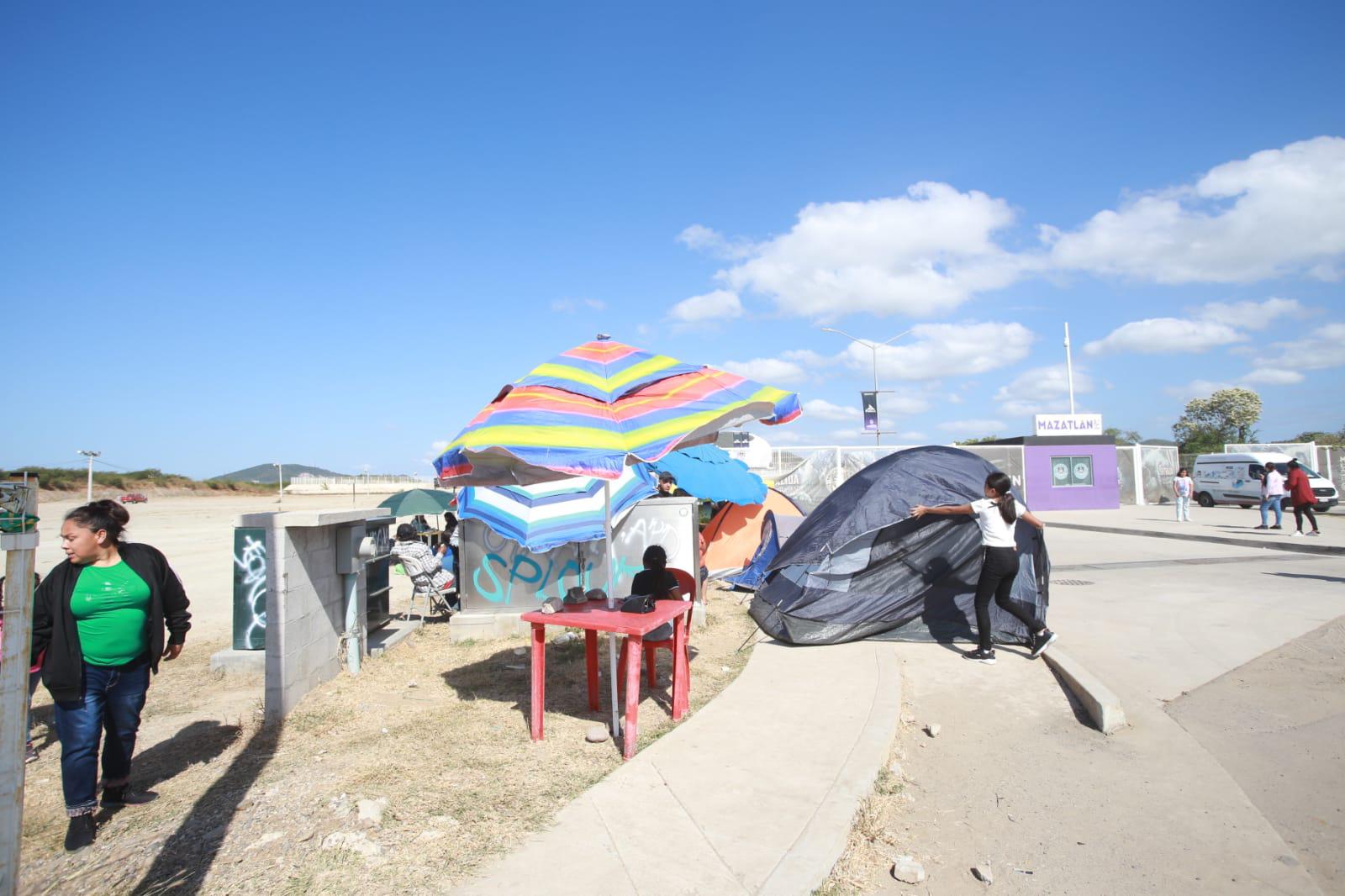 $!Acampan familias afuera del ‘Kraken’ en Mazatlán para concierto de Juan de Dios Pantoja y Kimberly Loaiza