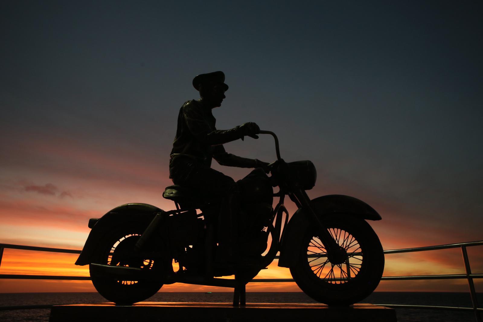 $!En el Monumento a Pedro Infante ubicado en Olas Altas inicio el homenaje.