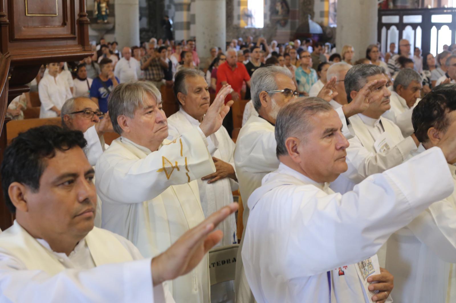 $!Sacerdotes de la Diócesis de Mazatlán renuevan sus votos durante la Misa Crismal celebrada en la Catedral Basílica de la Inmaculada Concepción.