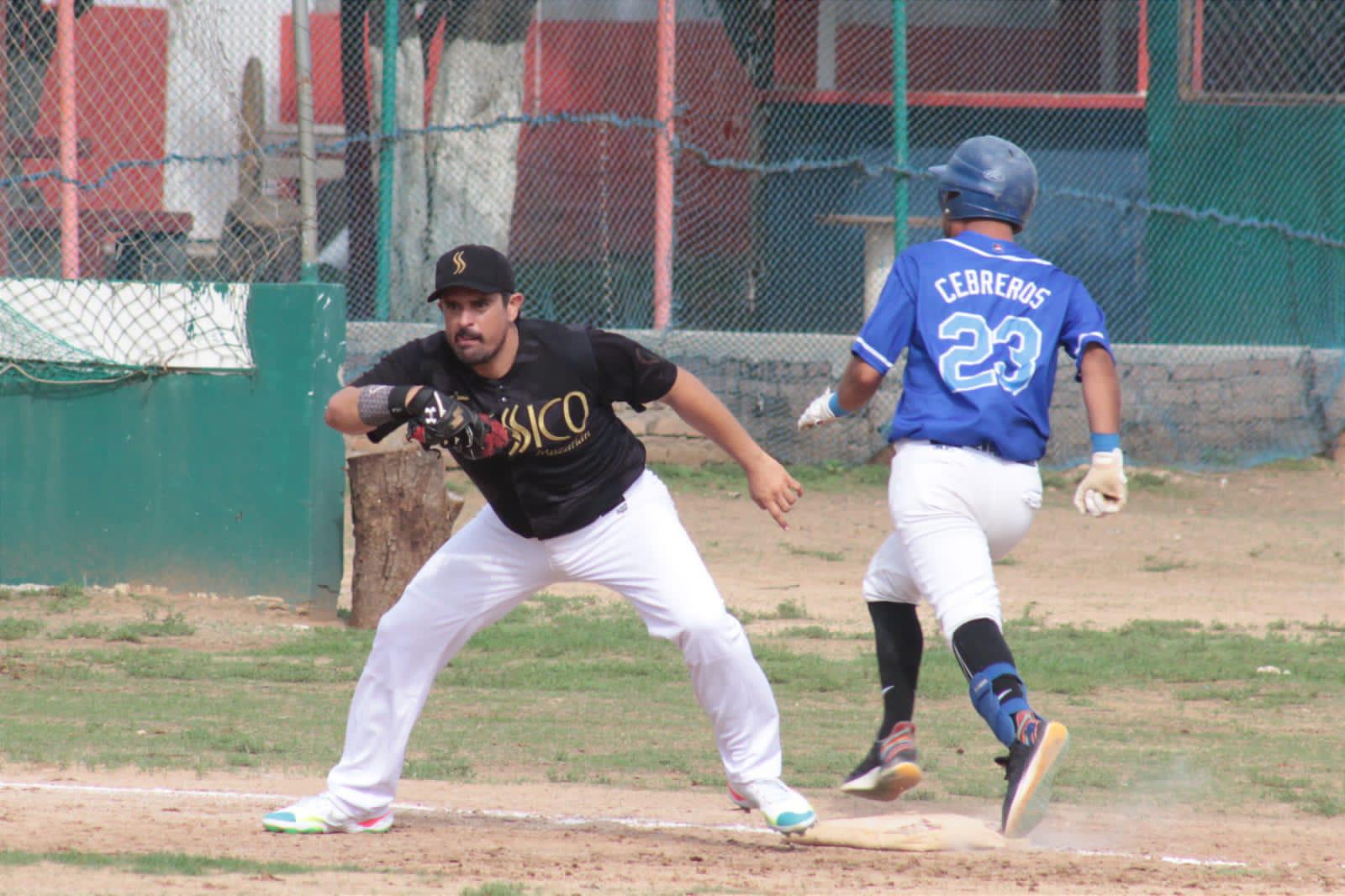 $!El Curricán pega primero en la final de playoffs de la Liga Meseros al Bat